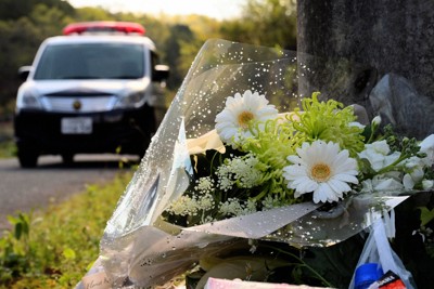 安達結希さんの遺体が見つかった現場周辺に供えられた花束やお菓子＝京都府南丹市で2026年4月16日午前8時40分、渡部直樹撮影