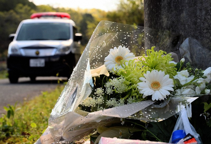 安達結希さんの遺体が見つかった現場周辺に供えられた花束やお菓子＝京都府南丹市で2026年4月16日午前8時40分、渡部直樹撮影