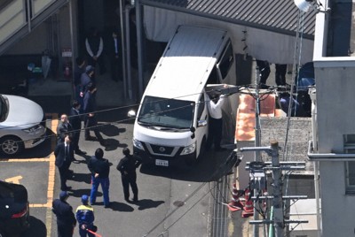 送検のため安達優季容疑者を乗せ京都府警南丹署を出る車両＝京都府南丹市で2026年4月16日、本社ヘリから加古信志撮影
