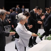 熊本地震10年犠牲者合同追悼式で、献花する遺族ら＝熊本市で2026年4月16日午前（代表撮影）