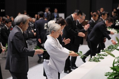 熊本地震10年犠牲者合同追悼式で、献花する遺族ら＝熊本市で2026年4月16日午前（代表撮影）