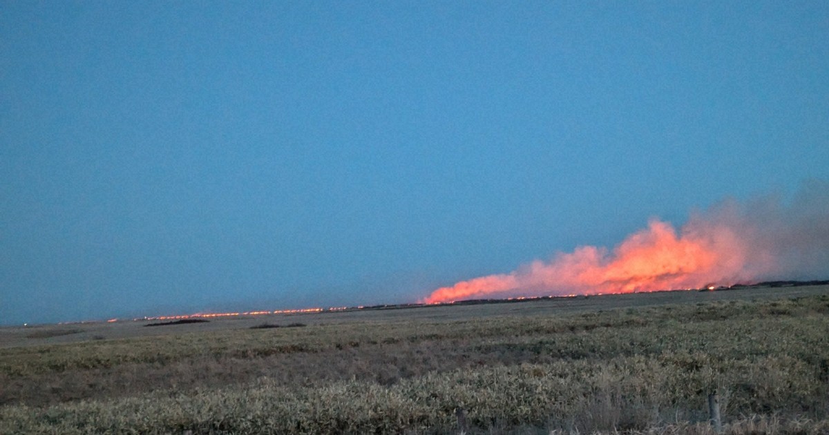根室草地の火災、広範囲に延焼　自衛隊ヘリなど、17日も消火へ