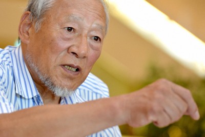 自身の半生を語る元サンフレッチェ広島総監督の今西和男さん＝広島市南区で2015年7月27日、山田尚弘撮影