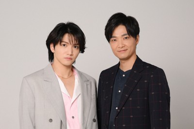 俳優の井上芳雄さん（右）と三浦宏規さん＝東京都渋谷区で2026年3月26日、内藤絵美撮影