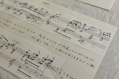 ピアニストの井上二葉さんが作曲家の武満徹に送った手紙。ピアノ曲「遮られない休息」の楽譜の誤植について問い合わせると、武満より「前のようにsi♭　sol♮　fa♯　mi♮」などと書き込まれた返信があった＝東京都内で2025年12月18日、西本龍太朗撮影