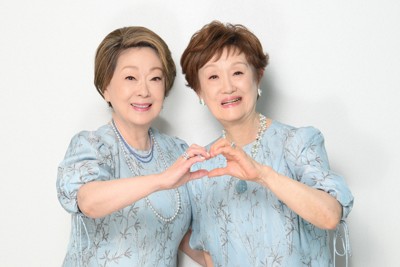 童謡コンサートを始めて40周年を迎えた姉の安田祥子さん（右）と妹の由紀さおりさん＝東京都渋谷区で2026年3月18日、内藤絵美撮影