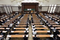 Examinees take the Common Test for University Admissions in Tokyo's Bunkyo Ward on Jan. 17, 2026. (Mainichi/Daiki Takikawa)