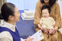 A mother and her child receive postpartum care from a midwife at a hotel in Tokyo's Ota Ward on Jan. 28, 2026. (Photo courtesy of Keikyu Corporation) (Kyodo)