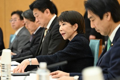 給付付き税額控除などを議論する社会保障国民会議に出席した高市早苗首相（右から２人目、首相官邸で２月26日）