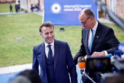 イラン戦争に否定的なマクロン仏大統領（左）とメルツ独首相（2026年2月、ベルギー・レイクホーフェン） Bloomberg
