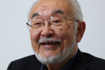 インタビューに答える尾池和夫さん＝猪飼健史撮