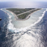 太平洋に浮かぶ日本最東端の島・南鳥島＝航空自衛隊C130輸送機から、鈴木泰広撮影
