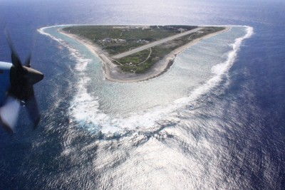 太平洋に浮かぶ日本最東端の島・南鳥島＝航空自衛隊C130輸送機から、鈴木泰広撮影