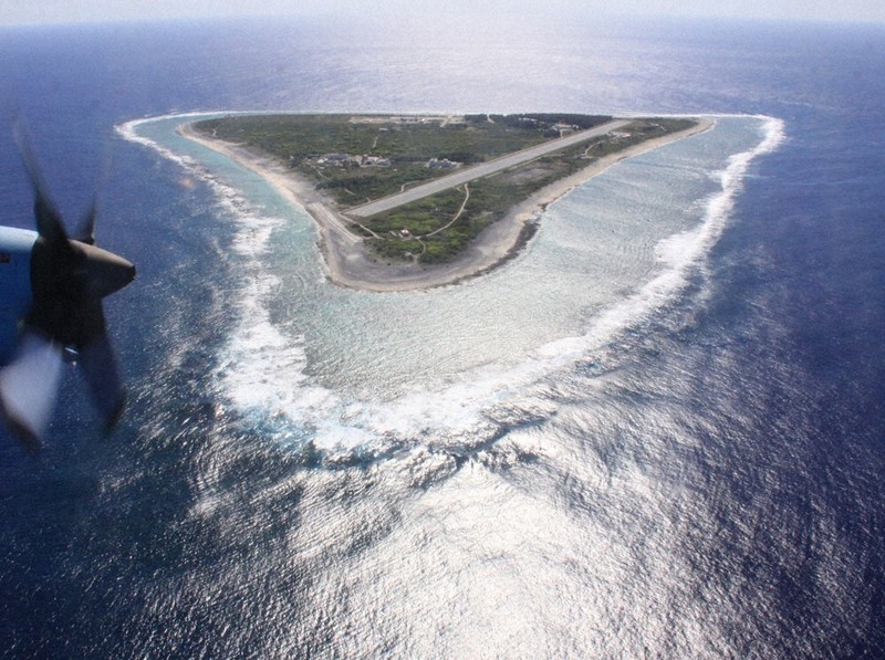 太平洋に浮かぶ日本最東端の島・南鳥島＝航空自衛隊C130輸送機から、鈴木泰広撮影