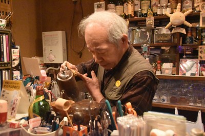 ゆっくりとコーヒーを入れる佐藤茂さん＝新潟市中央区の「ジャズ・フラッシュ」で2026年4月2日午後5時44分、杉尾直哉撮影