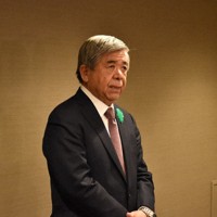 報道関係者の取材に応じる棚野孝夫・道町村会長＝札幌市中央区で2026年4月16日、小林大輝撮影