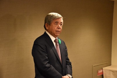 報道関係者の取材に応じる棚野孝夫・道町村会長＝札幌市中央区で2026年4月16日、小林大輝撮影