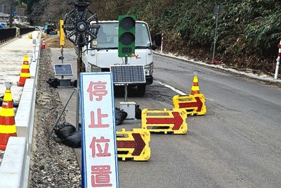片側交互通行の区間に設置された工事信号＝石川県穴水町で、東栄一撮影