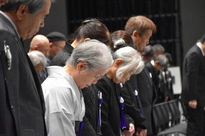熊本県と市町村の合同追悼式で黙とうをささげる参列者＝熊本市で2026年4月16日午前10時0分、日向米華撮影