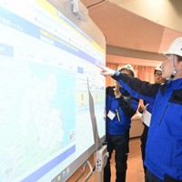 災害対応状況などが示された画面を確認する別府市の長野恭紘市長（手前）ら＝大分県別府市で2026年4月16日、山口泰輝撮影