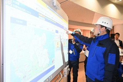 災害対応状況などが示された画面を確認する別府市の長野恭紘市長（手前）ら＝大分県別府市で2026年4月16日、山口泰輝撮影