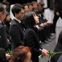 熊本地震10年犠牲者合同追悼式で、献花する遺族の大和忍さん（中央）ら＝熊本市で2026年4月16日（代表撮影）