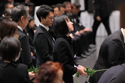 熊本地震10年犠牲者合同追悼式で、献花する遺族の大和忍さん（中央）ら＝熊本市で2026年4月16日（代表撮影）