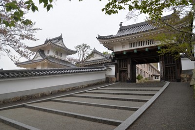 京都府立園部高に残る園部城の（右から）櫓門、番所、巽櫓＝京都府南丹市園部町で2017年4月20日午後4時35分、礒野健一撮影