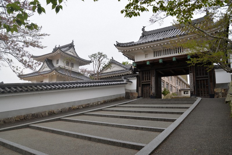 京都府立園部高に残る園部城の（右から）櫓門、番所、巽櫓＝京都府南丹市園部町で2017年4月20日午後4時35分、礒野健一撮影