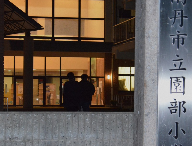 6日夜に開催された説明会に向かう園部小の保護者ら＝南丹市で2026年4月6日午後7時1分、大東祐紀撮影