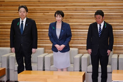 閣議に臨む高市早苗首相（中央）。左は林芳正総務相、右は茂木敏充外相＝首相官邸で2026年4月17日午前8時19分、平田明浩撮影
