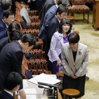 2026年度当初予算案が可決された参院予算委を終え、藤川政人委員長（左手前から2人目）に一礼する高市首相（右手前）＝7日（共同）