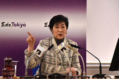 定例記者会見で発表内容を説明する小池百合子知事＝新宿区で2026年4月17日午後2時2分、田中綾乃撮影