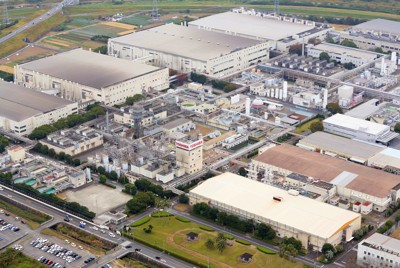 東芝の半導体製造の拠点となった大分工場。九州の「シリコンアイランド」を支えた＝大分市で2015年10月30日、本社ヘリから和田大典撮影
