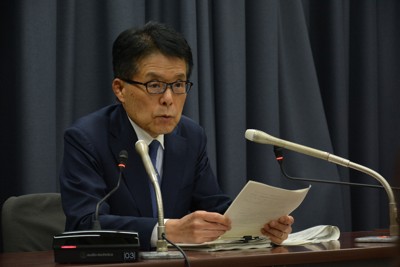 記者会見する財政制度等審議会財政制度分科会の増田寛也・分科会長代理＝東京都千代田区の財務省で2026年4月17日午後5時38分、中津川甫撮影