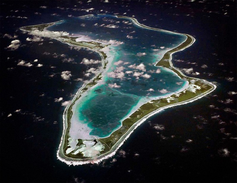 米英軍の基地がある英領チャゴス諸島のディエゴガルシア島＝米海軍提供・AP