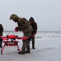 攻撃型ドローン「バンパイア」の飛行訓練＝ウクライナ東部ハルキウ州で2026年2月20日、宮川裕章撮影