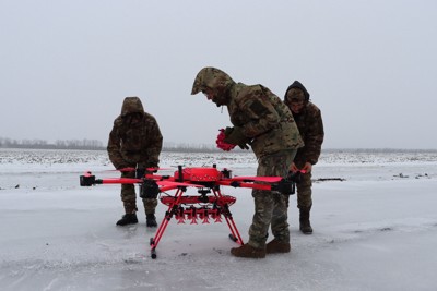 攻撃型ドローン「バンパイア」の飛行訓練＝ウクライナ東部ハルキウ州で2026年2月20日、宮川裕章撮影