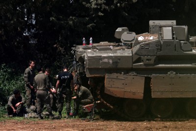 軍用車両の近くで休憩するイスラエル軍の兵士＝イスラエル北部のレバノンとの国境近くで2026年4月16日、ロイター