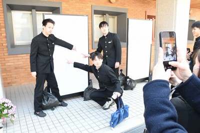 自分の受験番号を指して記念撮影をする合格者たち＝鳥取市の県立鳥取西高で2026年3月16日午後0時15分、阿部浩之撮影