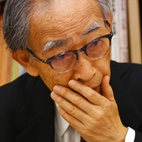 質問に答える日本被団協の浜住治郎事務局長＝東京都港区で2026年4月9日、内藤絵美撮影