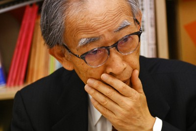 質問に答える日本被団協の浜住治郎事務局長＝東京都港区で2026年4月9日、内藤絵美撮影