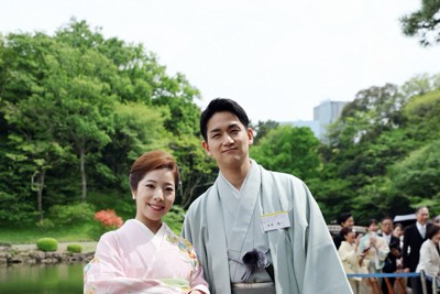 春の園遊会に招かれたフィギュアスケートの三浦璃来さん（左）と木原龍一さん＝東京・元赤坂の赤坂御苑で2026年4月17日午後1時12分、幾島健太郎撮影
