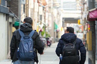 スーツケースを持った旅行者＝大阪市西成区で2025年10月27日、村田貴司撮影