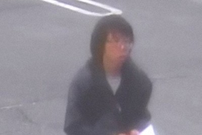 逮捕前、情報提供のビラを配って歩く安達優季容疑者＝2026年3月31日（関係者提供）