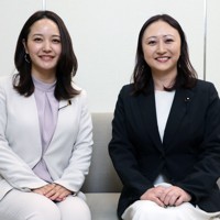 東由貴都議（左）と東友美都議＝東京都新宿区で2026年3月19日、小林努撮影