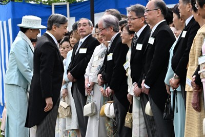 春の園遊会に臨まれる天皇、皇后両陛下＝東京・元赤坂の赤坂御苑で2026年4月17日午後2時半、西夏生撮影