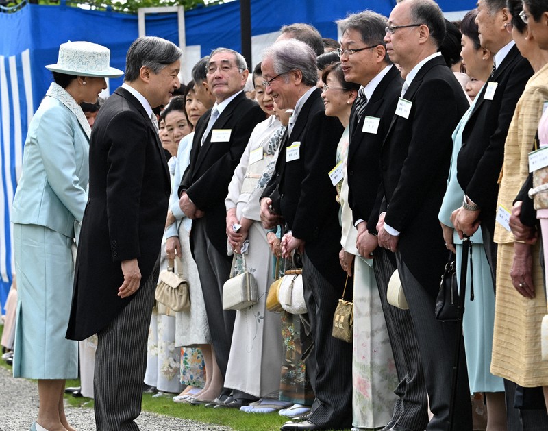 春の園遊会に臨まれる天皇、皇后両陛下＝東京・元赤坂の赤坂御苑で2026年4月17日午後2時半、西夏生撮影