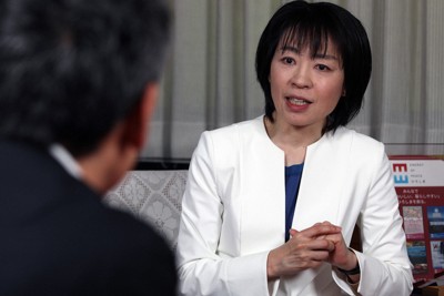質問に答える広島県の横田美香知事＝広島県庁で2026年4月17日、佐藤賢二郎撮影