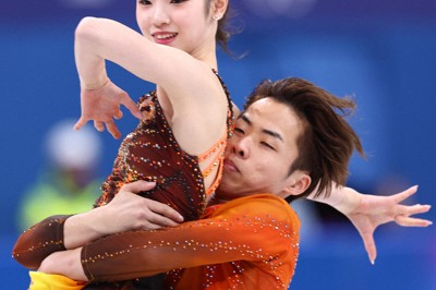 ミラノ五輪ペアSPで演技する長岡柚奈、森口澄士組＝ミラノ・アイススケートアリーナで2026年2月15日、猪飼健史撮影